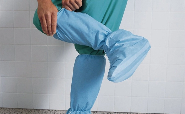 Put on medical isolation shoe covers